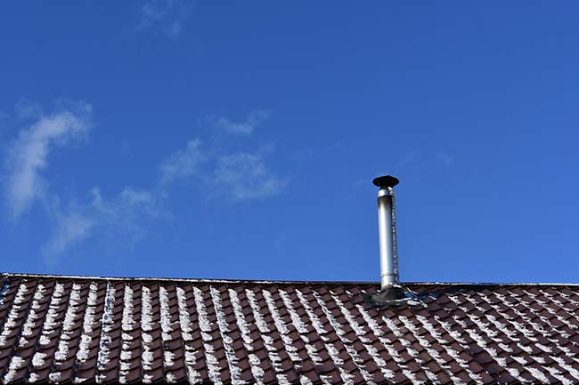 Abbildung Außenschornstein Kaminofen auf Dach - bauliche Voraussetzungen Specksteinofen