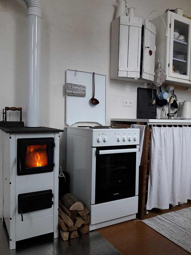 Vorderansicht Holzofen Konstantin in weiß in einer Küche